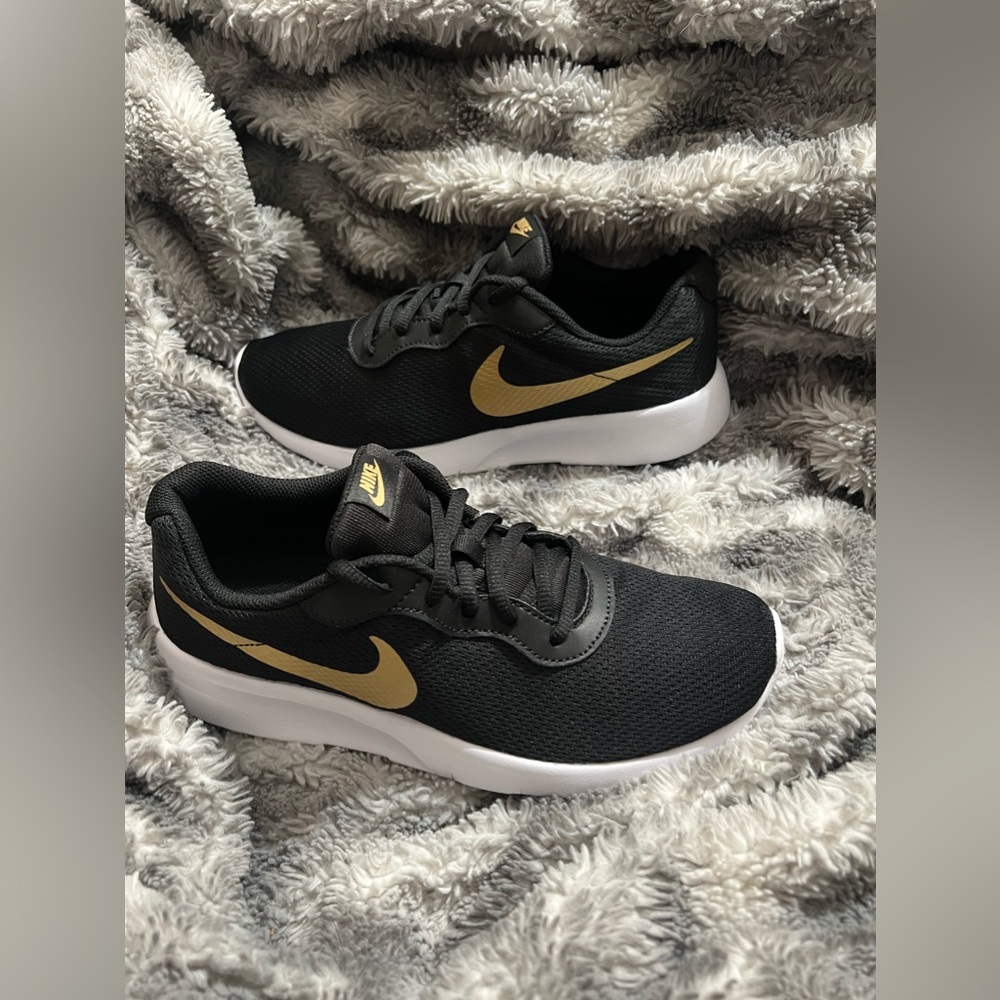 126: Nike Tanjun : Youth Size 7 : Black / White- Gold